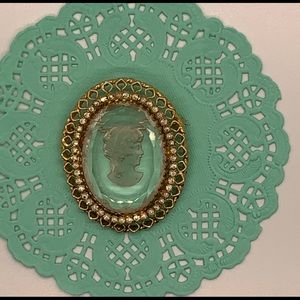 Gorgeous Vintage Cameo Style gold brooch